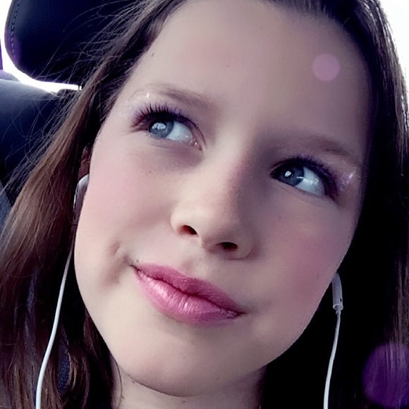 Meet your Posher, Caitlin - Picture 6 of 6